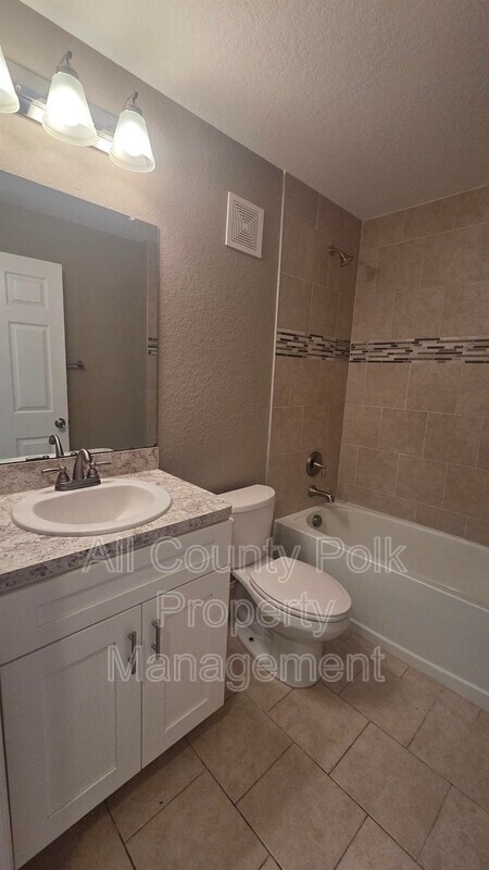 Building Photo - 1104 N Vermont Ave