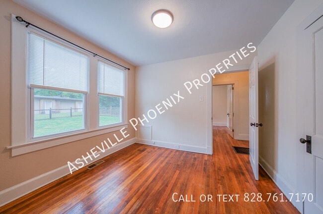 Building Photo - 10 Enka Oak St