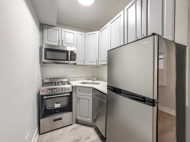 Building Photo - 545 W Belmont Ave