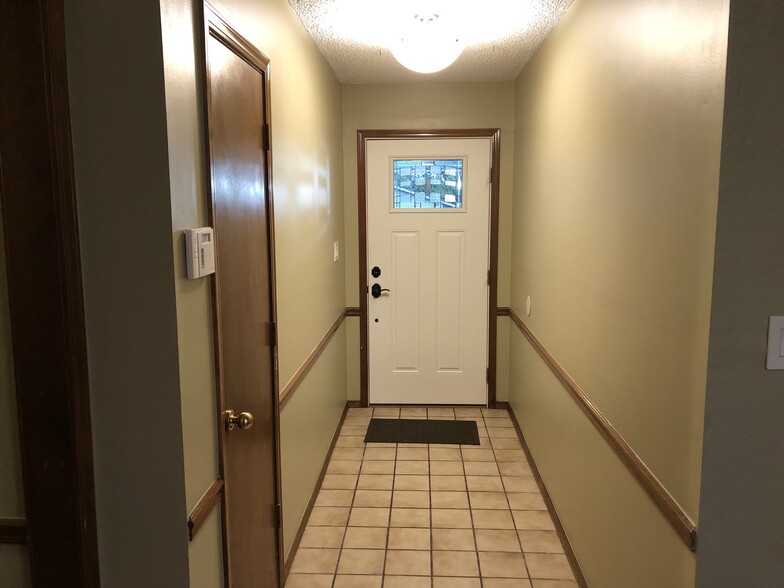 Entry way - 9050 E 95th St