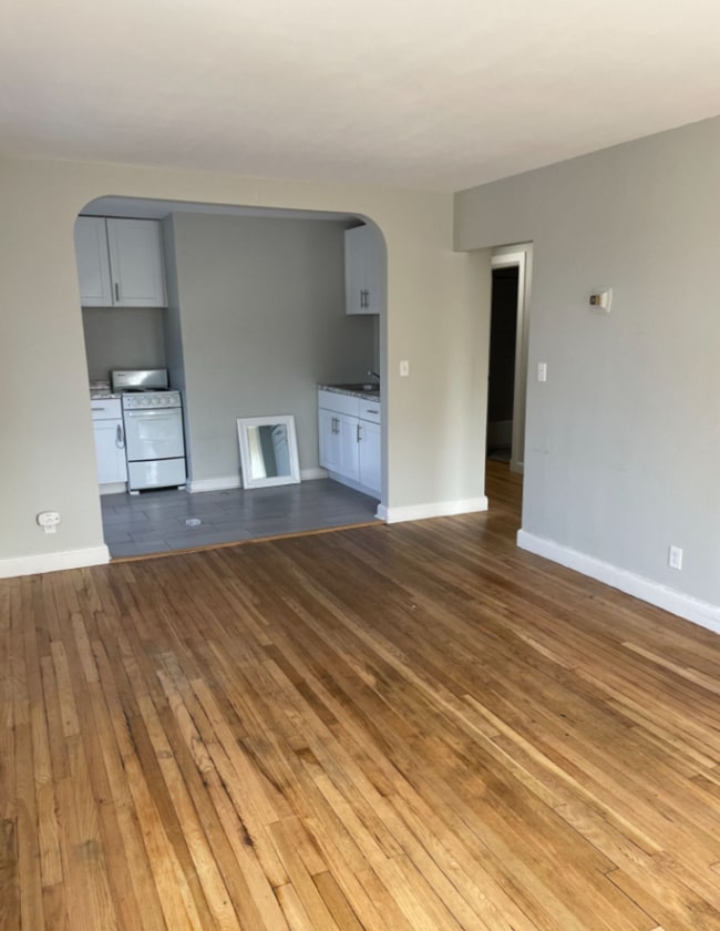 Building Photo - Updated 1 Bed Available 6/1/26