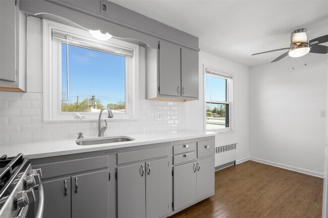 Building Photo - 1025 Louise Ave