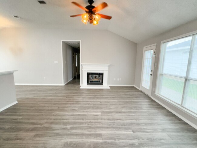 Building Photo - 3 Bed, 2 Bath Ft Worth Home in Burleson IS...