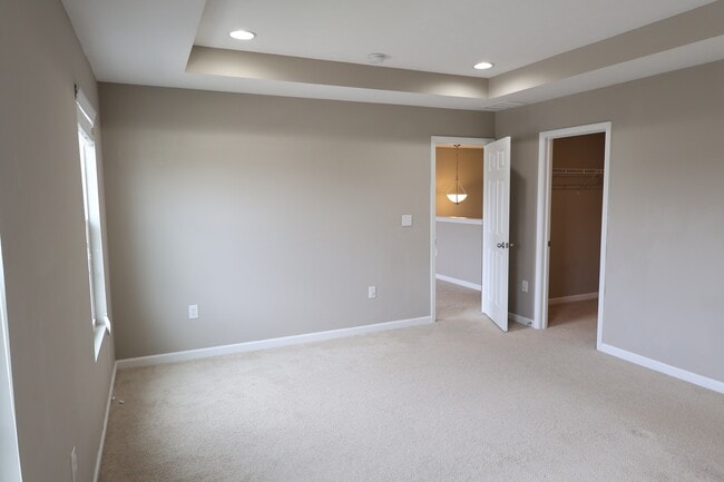 Building Photo - 1899 Lakecrest Dr