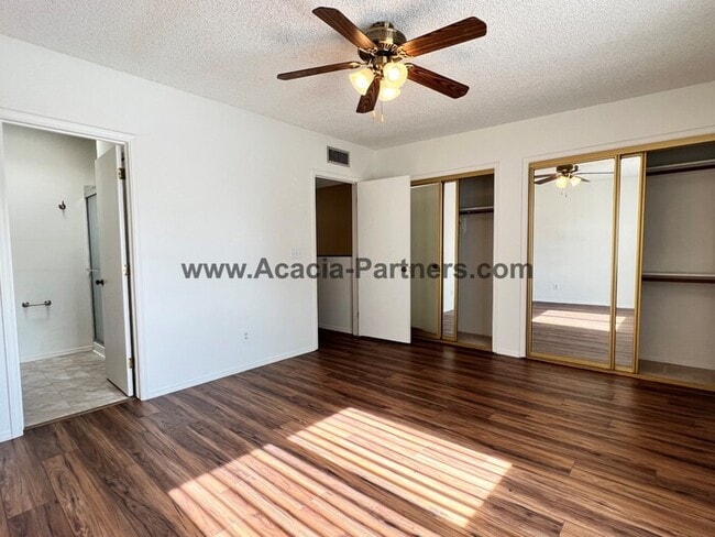 Building Photo - Three Bedroom Townhome in Coronado Ridge