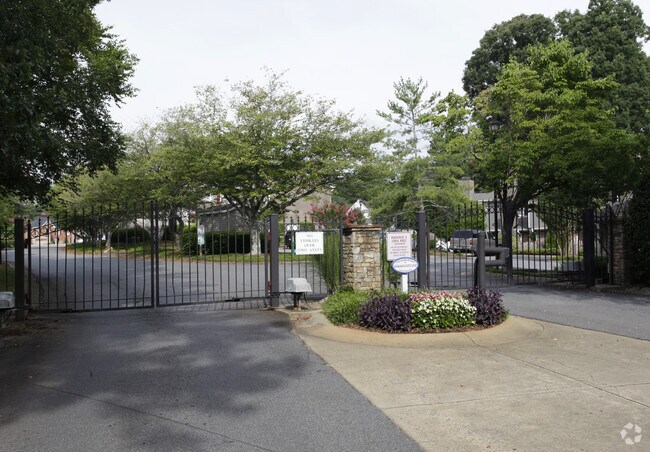 Building Photo - Woodchase Townhouses