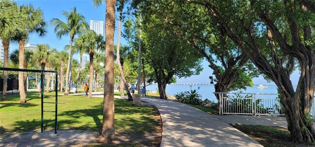 Building Photo - 1750 N Bayshore Dr