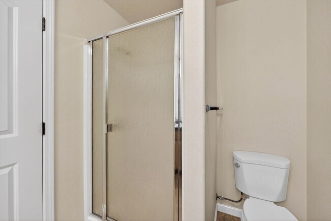 Building Photo - Spacious 2 Bedroom, 2 bath 2nd Floor Apartment