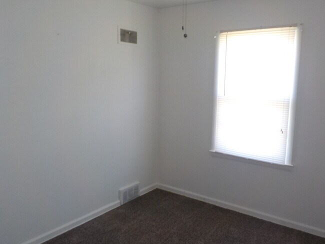 Building Photo - 1027 W 10th St