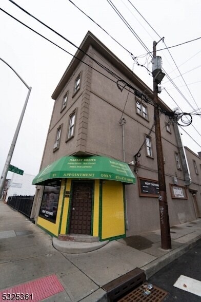 Building Photo - 331 Straight St