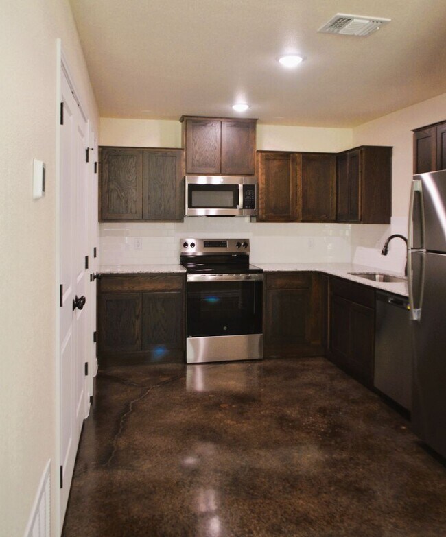 Building Photo - 1001 Cline Dr