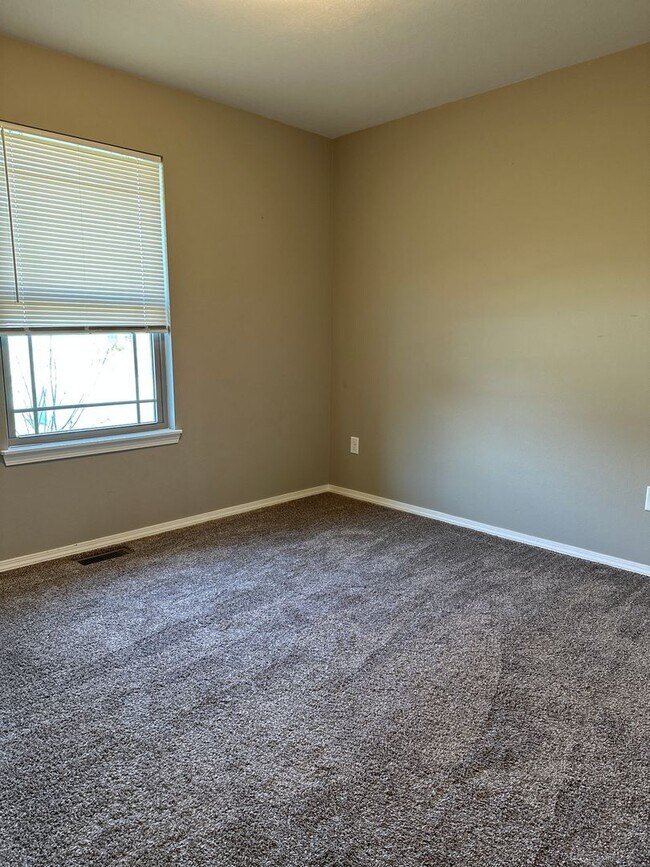 Building Photo - Stunning 4 Bedroom Rental Home!