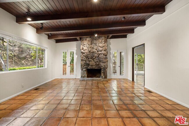 Building Photo - 2370 Nichols Canyon Rd
