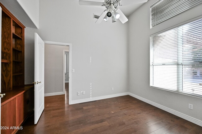 Building Photo - 6520 W Robin Ln