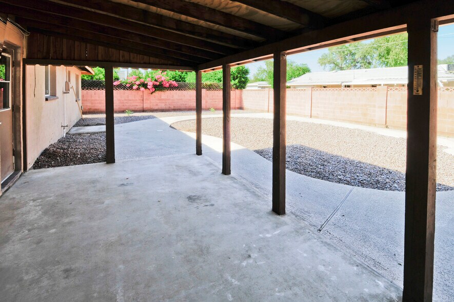 Building Photo - 2417 S Newberry Rd