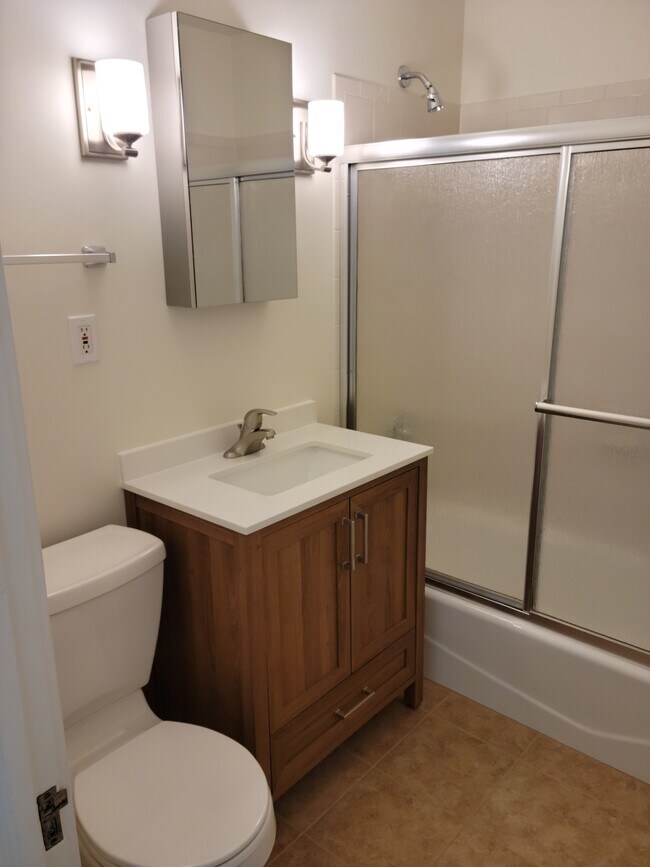 Building Photo - 1900 E Newberry Blvd