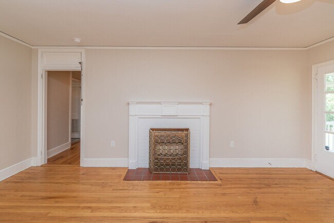 Building Photo - Charming 3-bedroom/2-bath single-family ho...
