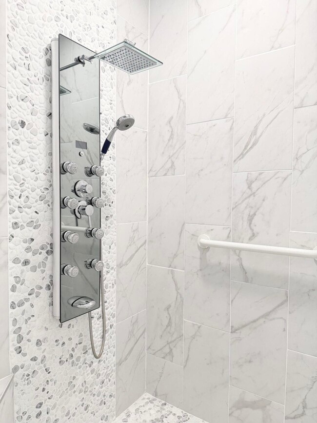 Building Photo - 590 Las Roblas Grande Dr