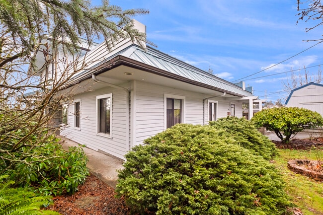 Building Photo - 414 E 32nd St