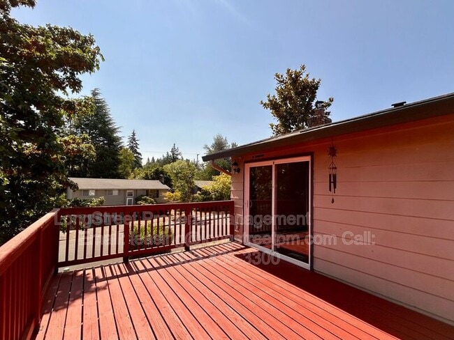 Building Photo - 794 SW Orchard Pl