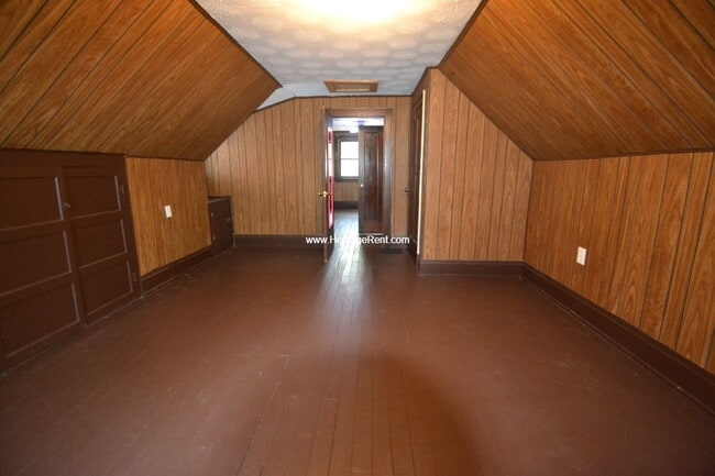Building Photo - 2 bed 1 bath in Bond Hill
