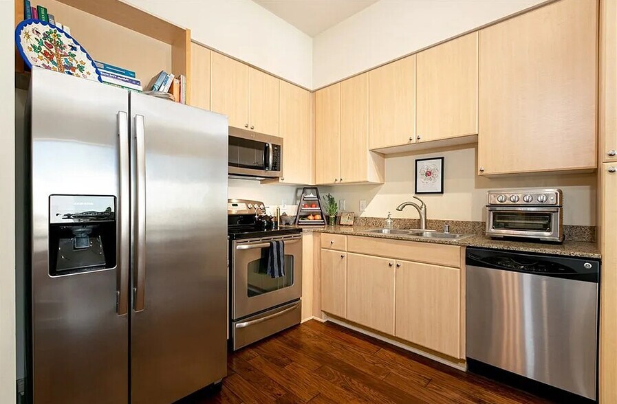 Building Photo - 388 E Ocean Blvd