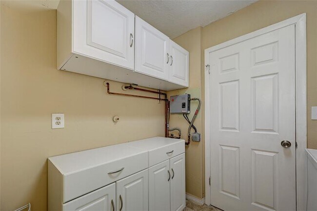 Building Photo - 8760 Azalea Ct