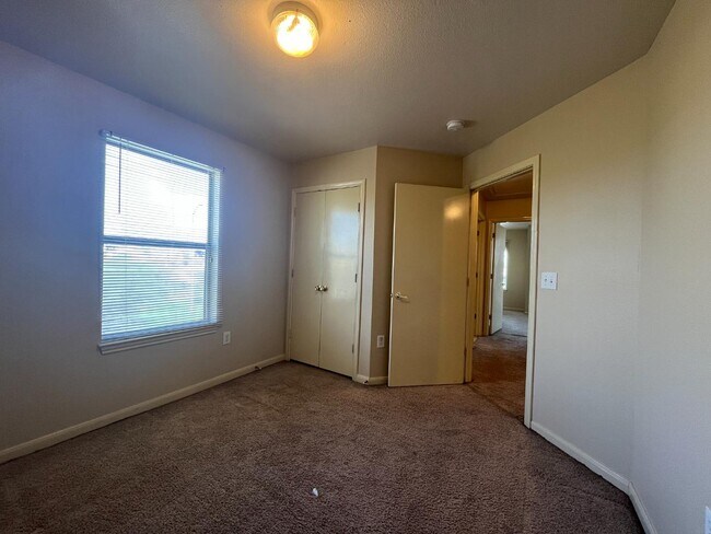 Building Photo - 10503 Hunters Pond