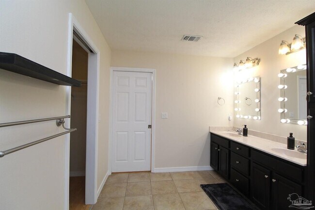 Building Photo - 4150 Oak Pointe Dr
