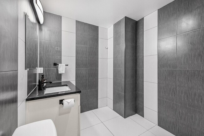 Building Photo - 917A 17th Ave