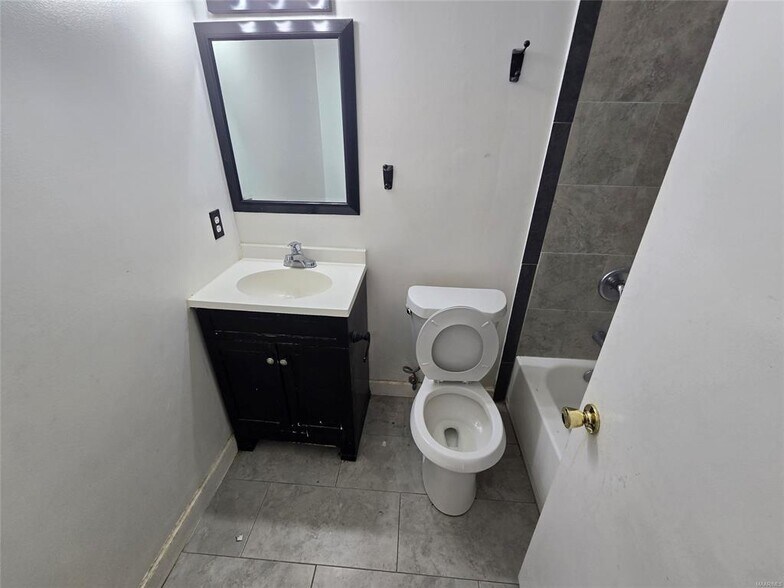 Building Photo - 4259 Burtonway Dr