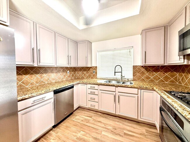 Building Photo - Landau Manor - FANTASTIC 4Br/2ba/3 car garage w/ POOL & SOLAR!