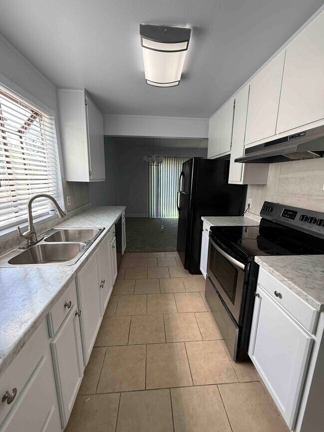 Building Photo - Freshly Updated 3 Bedroom 2 Bath