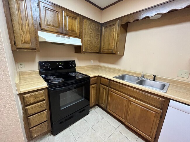 Building Photo - Broken Arrow duplex: 3 bedroom Duplex!