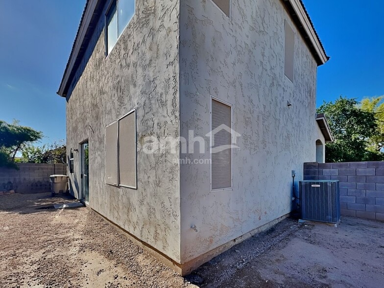 Building Photo - 1151 E Bosi St