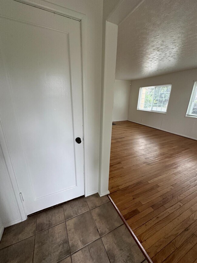 Building Photo - 707 N Villa Ave