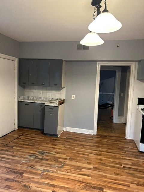 Building Photo - 37256 IL-83