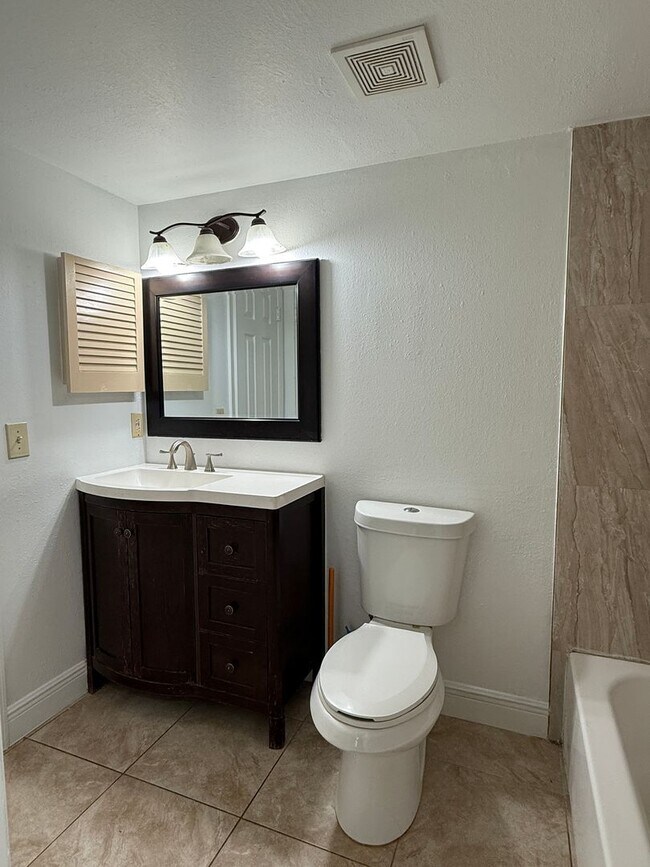 Building Photo - Soaring Ceilings, 2 bedrooms w/a loft