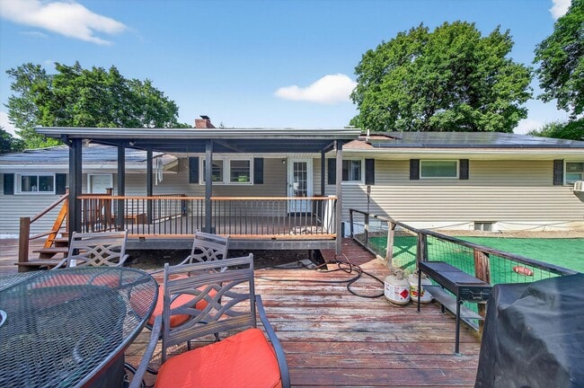 Building Photo - Spacious 4 BR/2BA home corner-lot in Warwi...