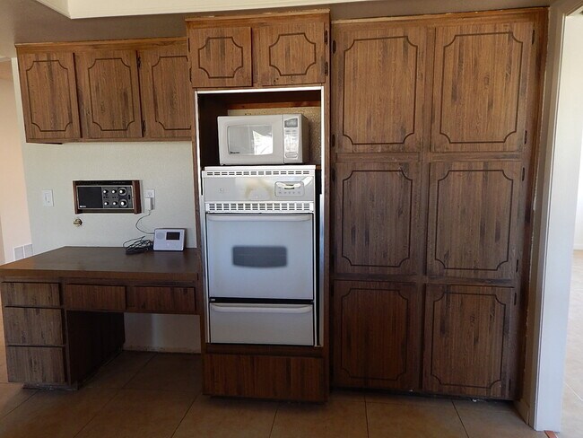 Building Photo - This property is a 3 bedroom, 2 bathroom h...