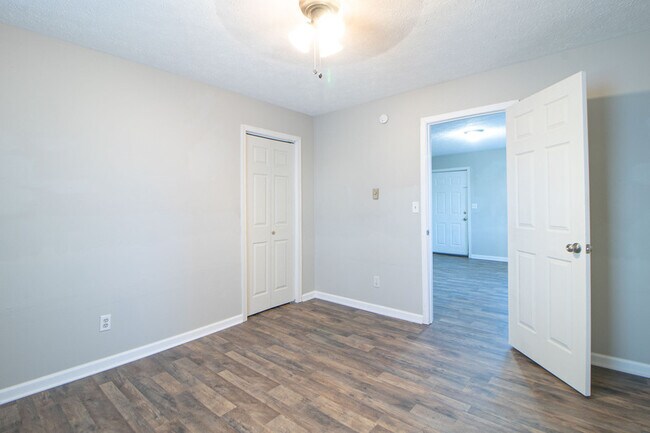 Building Photo - 9-409 Thompsonville Ln