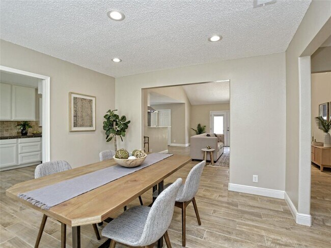 Building Photo - 4301 Balcones Woods Dr