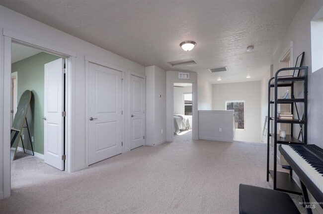 Building Photo - Spacious Modern Home w/Open Floor-Plan