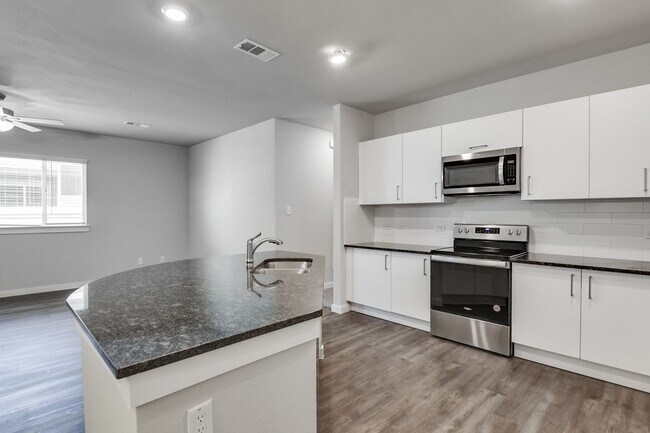 Building Photo - 736 Wheatfield Dr