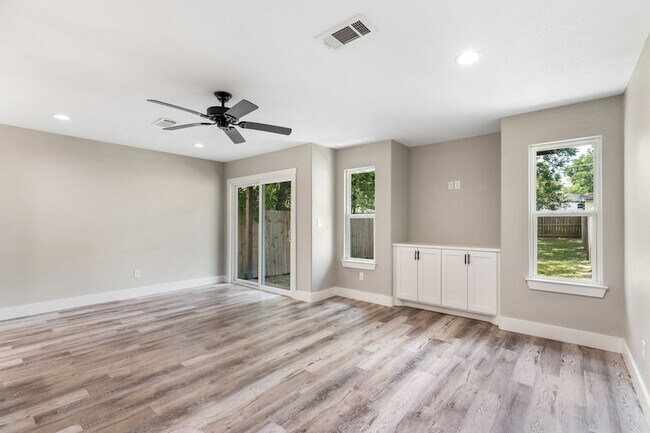 Building Photo - 1606 W Johnson St