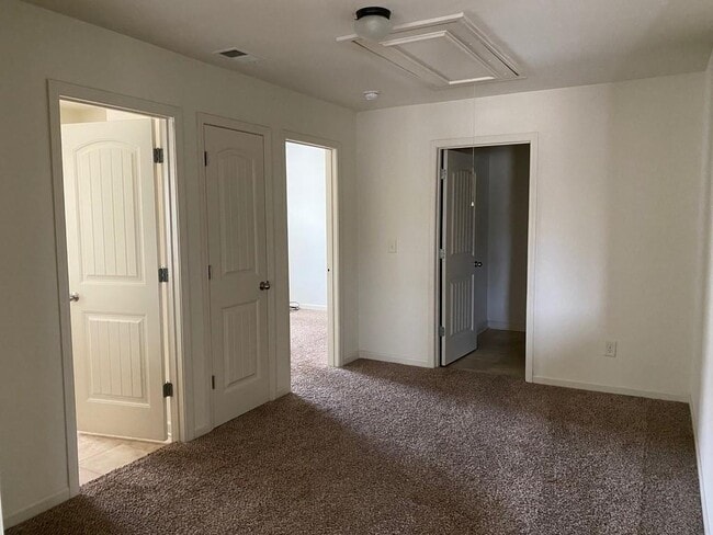 Building Photo - 867 Pine Ln