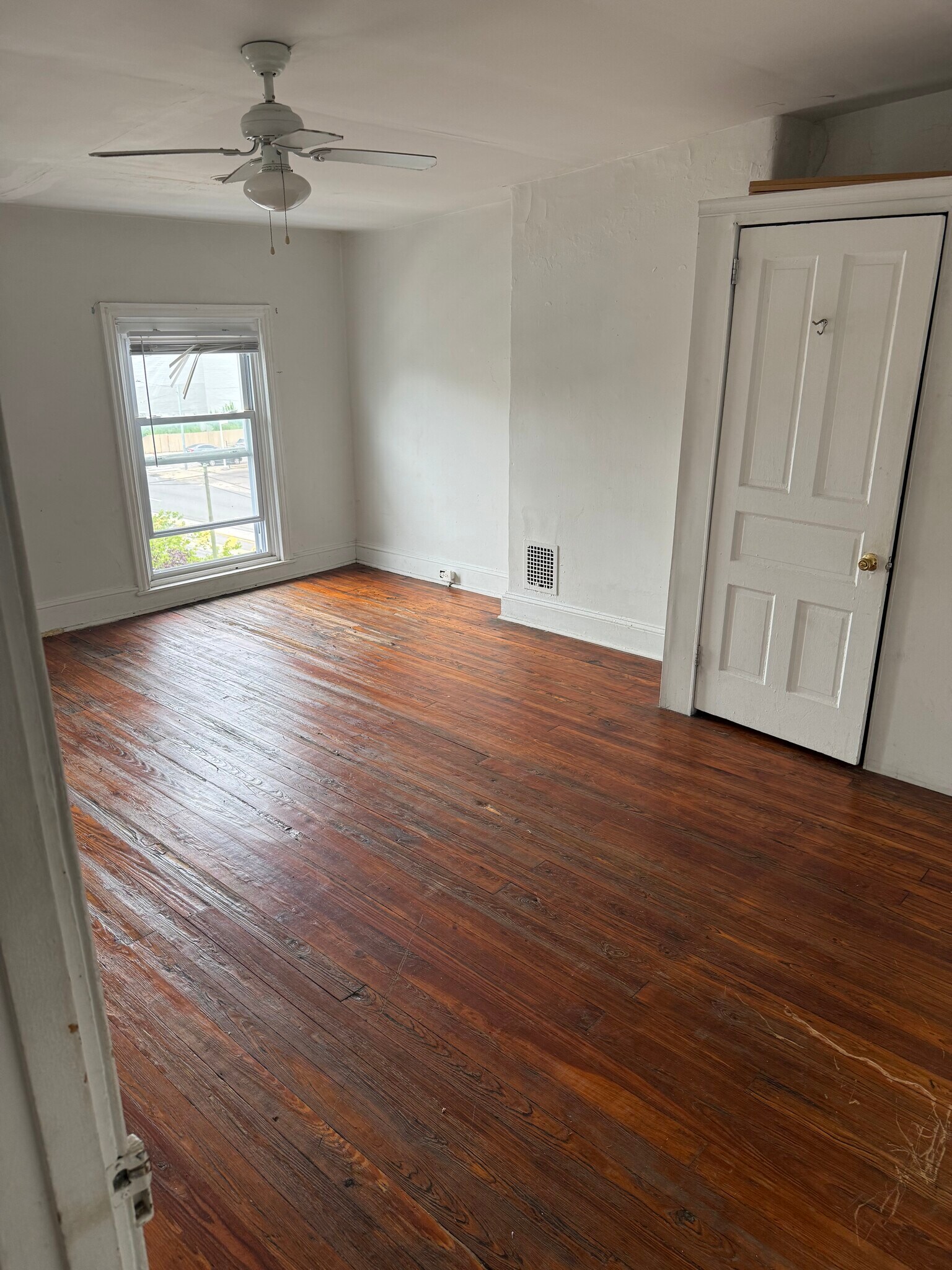 Building Photo - 534 W Girard Ave