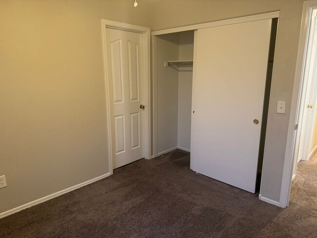 Building Photo - Fantastic 3-bedroom, 2-bathroom townhome  --  1/2 off first month's rent