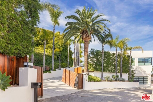 Building Photo - 9405 Sierra Mar Pl