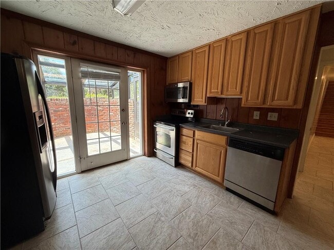 Building Photo - 800 Glenairy Dr NE